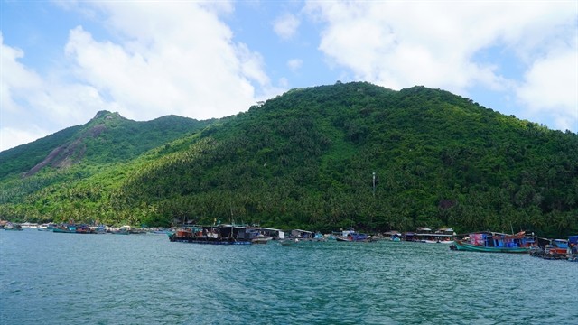 More than 400 fish breeding floating cages are located in Hòn Sơn Island in Kiên Giang Province’s Kiên Hải District. – VNA/VNS Photo Văn Sĩ