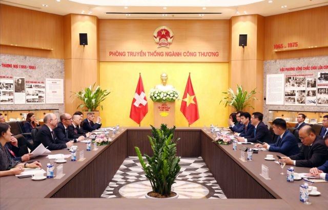 Minister of Industry and Trade Nguyễn Hồng Diên and President of the National Council of Switzerland Martin Candinas had talks on Friday in Hà Nội. — VNA/VNS Photo Phạm Kiên Minister of Industry and Trade Nguyễn Hồng Diên and President of the National Council of Switzerland Martin Candinas had talks on Friday in Hà Nội. — VNA/VNS Photo Phạm Kiên