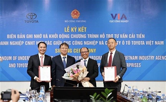 Representatives of the Ministry of Industry and Trade and Toyota Motor Vietnam at the signing ceremony. — VNA/VNS Photo Trần Việt