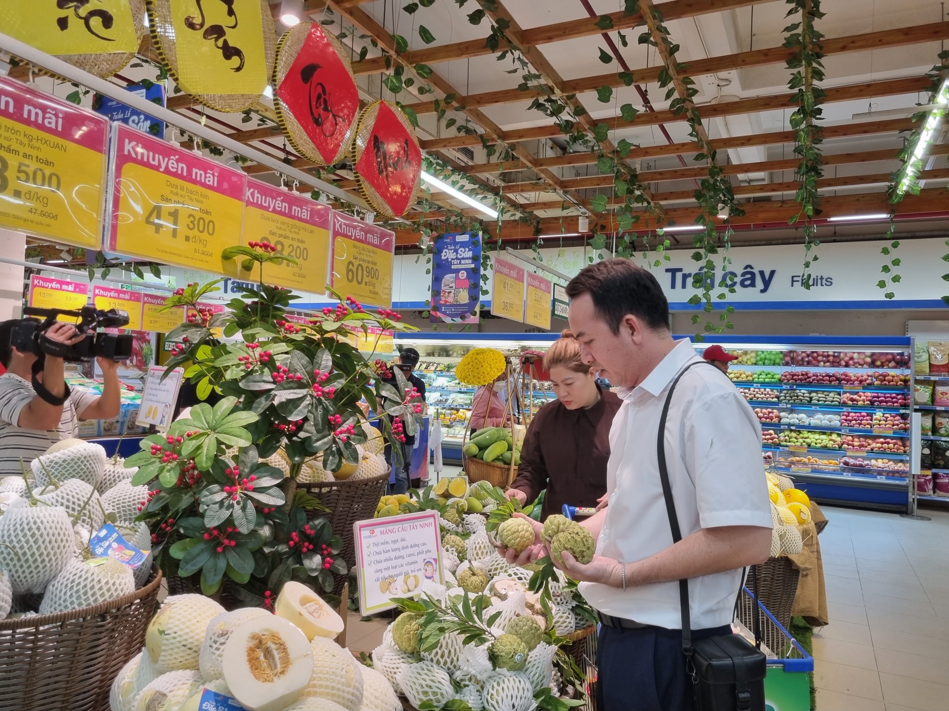 Traditional retail channels prevail