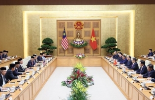 Vietnamese, Malaysian PMs delighted at development of bilateral relations