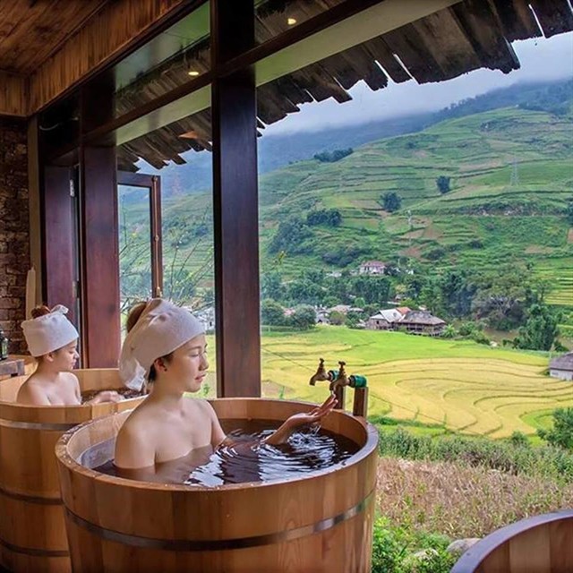 Herbal baths of the Dao ethnic style in Lào Cai are beneficial for both body and mind. Photo ivivu.com Herbal baths of the Dao ethnic style in Lào Cai are beneficial for both body and mind. Photo ivivu.com