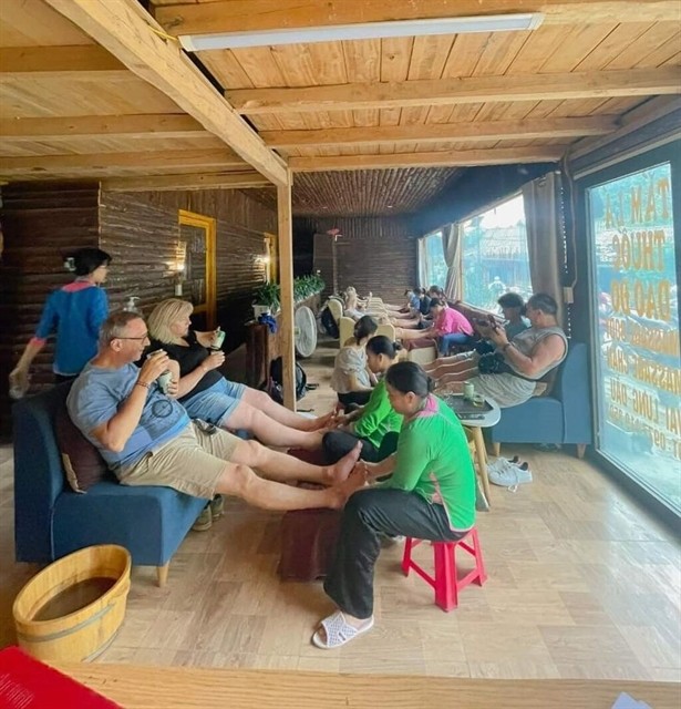 Tourists are offered therapeutic massages using precious local herbal remedies. VNA/VNS Hương Thu Tourists are offered therapeutic massages using precious local herbal remedies. VNA/VNS Hương Thu