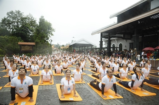 Yoga performance by over 500 practitioners from 25 domestic and international yoga clubs at the Fansipan legend tourist area in Lào Cai Province. VNA/VNS Photo Hương Thu Yoga performance by over 500 practitioners from 25 domestic and international yoga clubs at the Fansipan legend tourist area in Lào Cai Province. VNA/VNS Photo Hương Thu