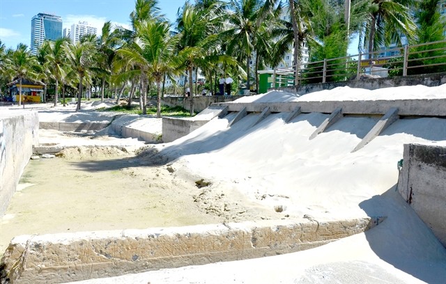 Coastal drainage overflowing into the sea during heavy rainfall at Mỹ Khê beach. — VNA/VNS Photo Quốc Dũng