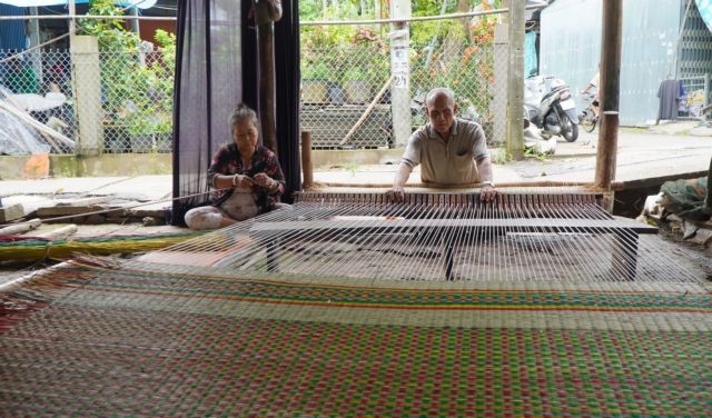 The household of Huỳnh Văn Chiến is one of the few families in Định Yên Village who continue to utilise handlooms, thus making his abode a popular stopover for tourists eager to learn about this traditional craft. -- VNA/VNS Photos Nhựt An The household of Huỳnh Văn Chiến is one of the few families in Định Yên Village who continue to utilise handlooms, thus making his abode a popular stopover for tourists eager to learn about this traditional craft. -- VNA/VNS Photos Nhựt An