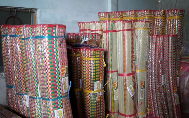 Định Yên Mat Weaving Village, where over 800 families make their living, is renowned for its mat weaving - a craft that has come to symbolise the traditions of this province. --VNA/VNS Photos Nhựt An Định Yên Mat Weaving Village, where over 800 families make their living, is renowned for its mat weaving - a craft that has come to symbolise the traditions of this province. --VNA/VNS Photos Nhựt An