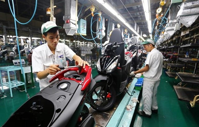 Workers assemble motorbikes at the Honda Vietnam in the northern province of Vĩnh Phúc. — VNA/VNS Photo
