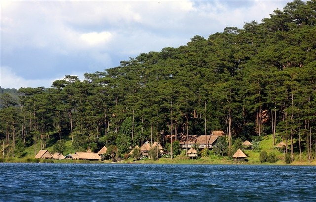 The beauty of Tuyền Lâm Lake in Đà Lạt City, Lâm Đồng Province makes it worth a visit at any time of year. — VNA/VNS Photo  The beauty of Tuyền Lâm Lake in Đà Lạt City, Lâm Đồng Province makes it worth a visit at any time of year. — VNA/VNS Photo