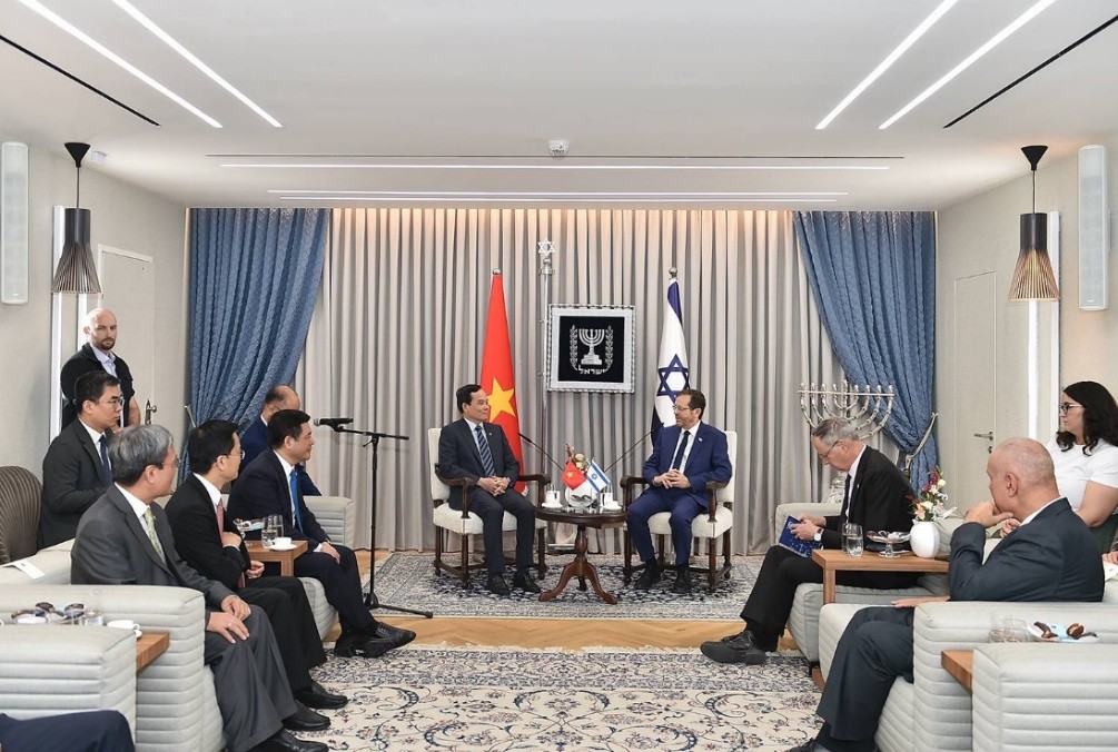 Minister of Industry and Trade Nguyen Hong Dien attends the meeting between Vietnamese Deputy Minister Tran Luu Quang and Israeli President Isaac Herzog