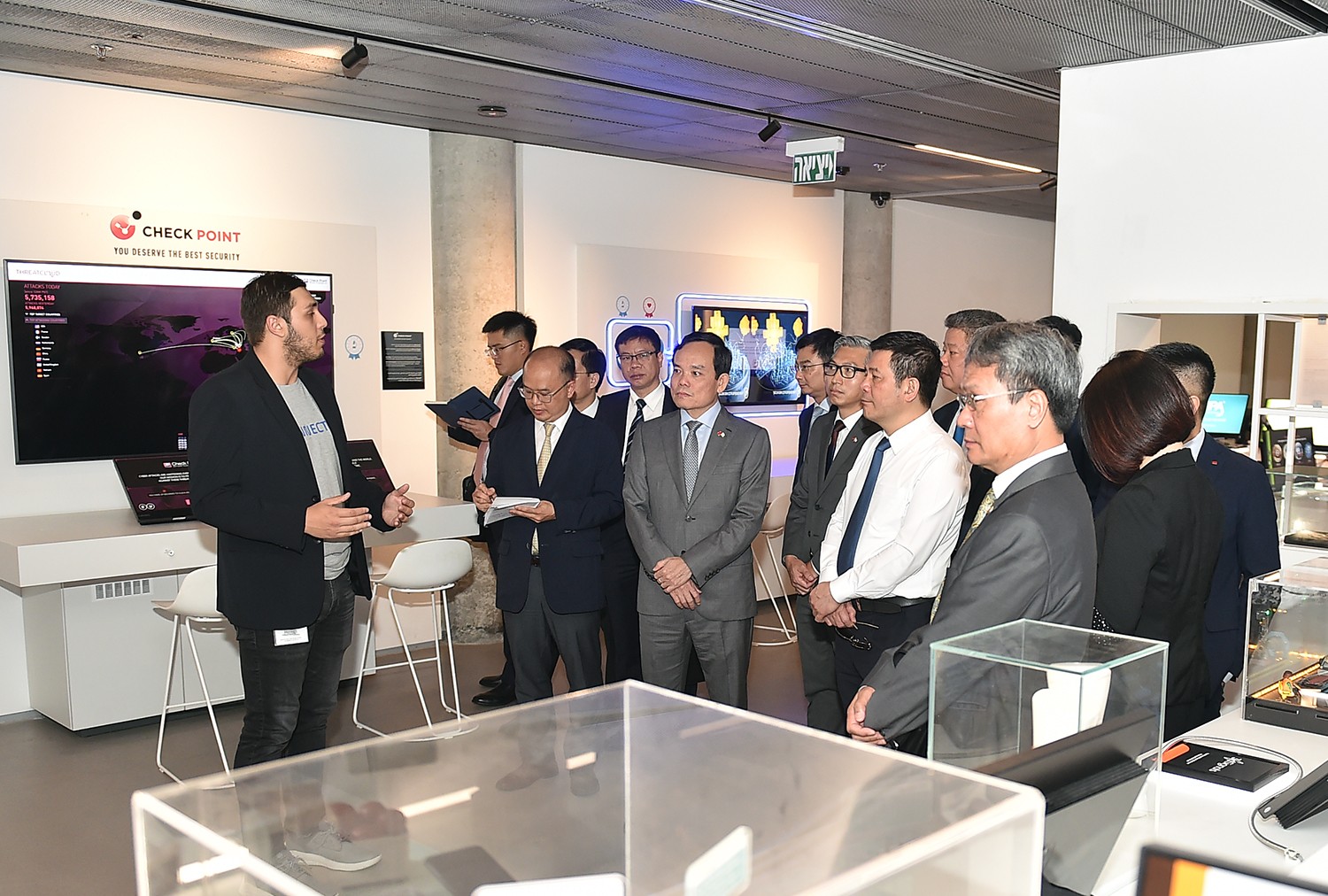 The Vietnamese delegation visits the Peres Center for Peace and Innovation - Photos: VGP