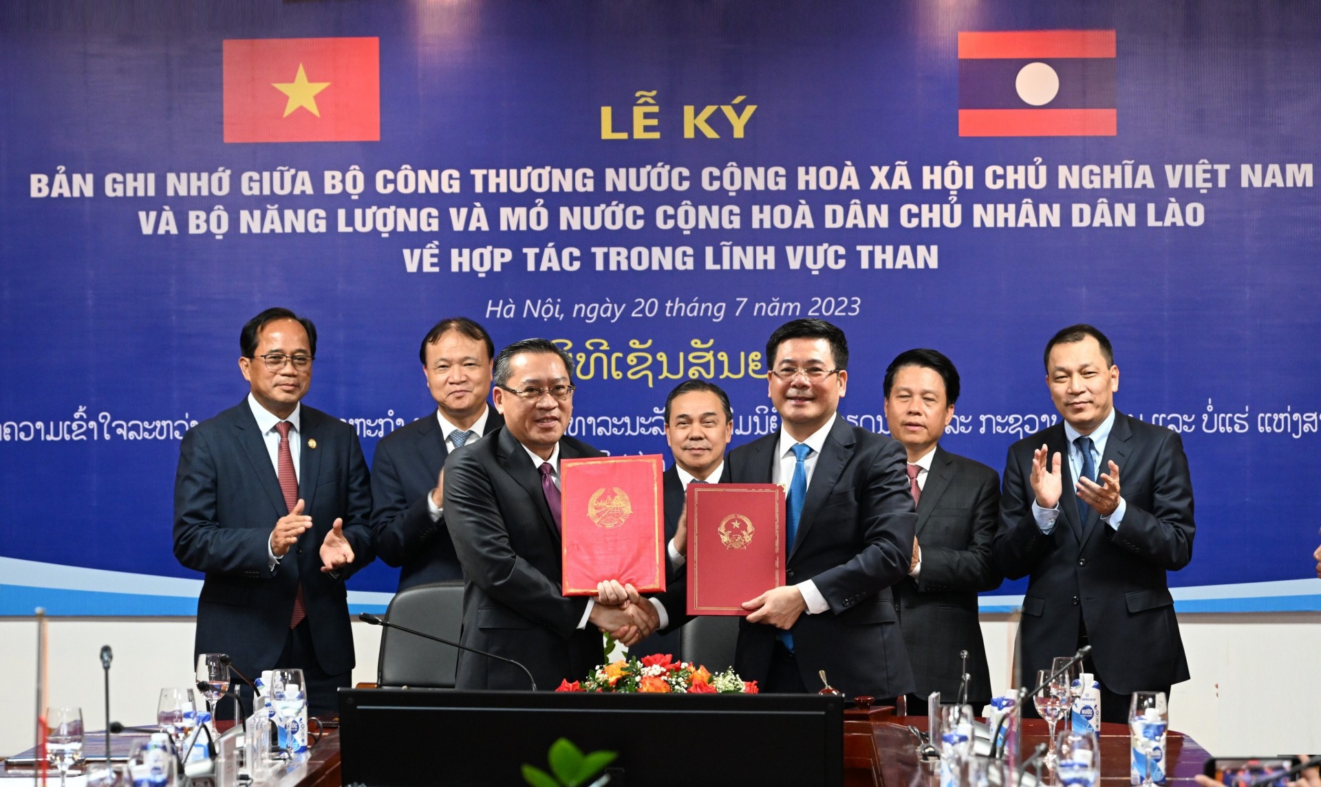The signing ceremony of the MoU on cooperation in the field of coal between the Vietnamese Ministry of Industry and Trade and the Lao Ministry of Energy and Mines - Photo: Can Dung