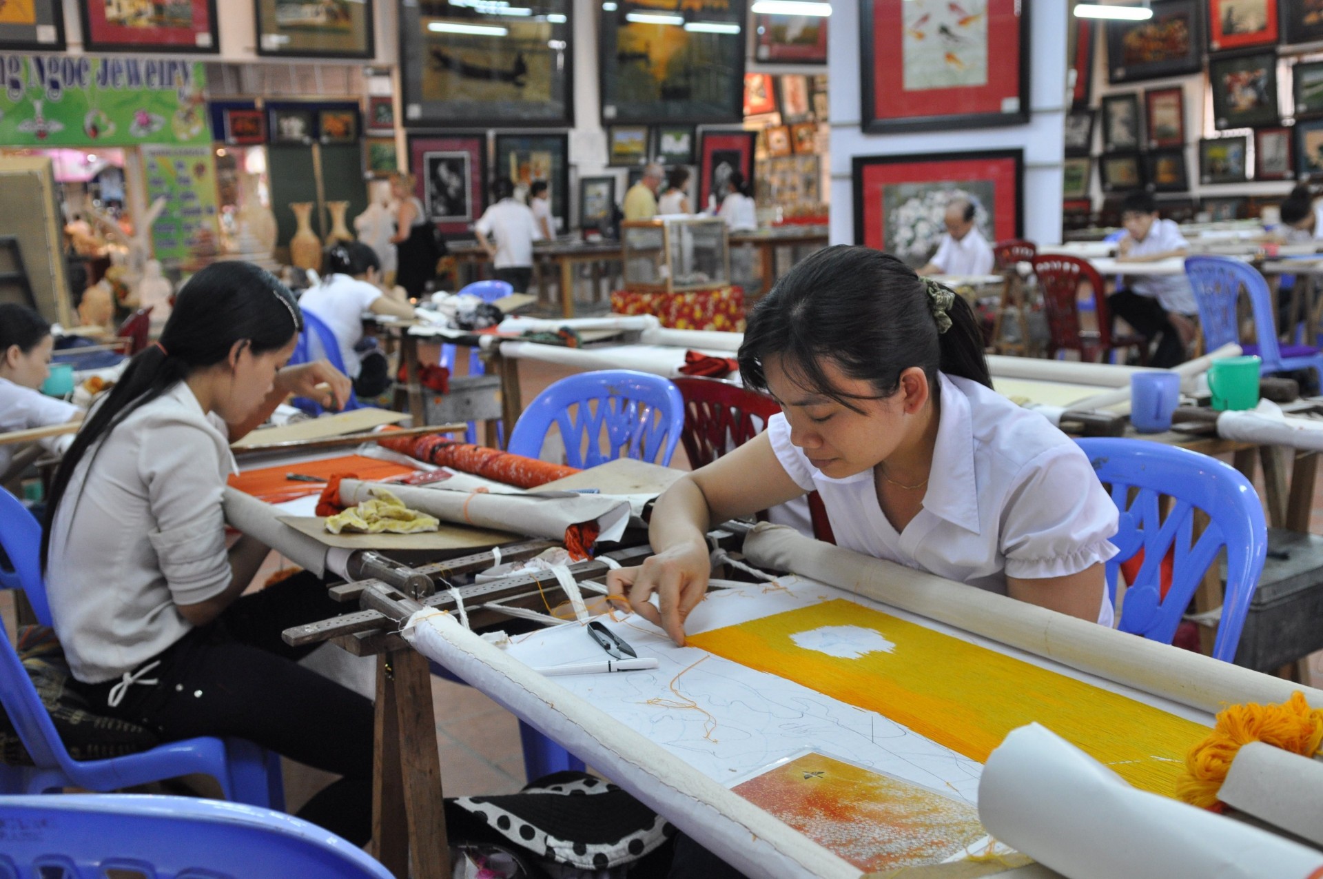 The industry promotion program plays an important role in the development of Hanoi-based craft villages - photo: Can Dung