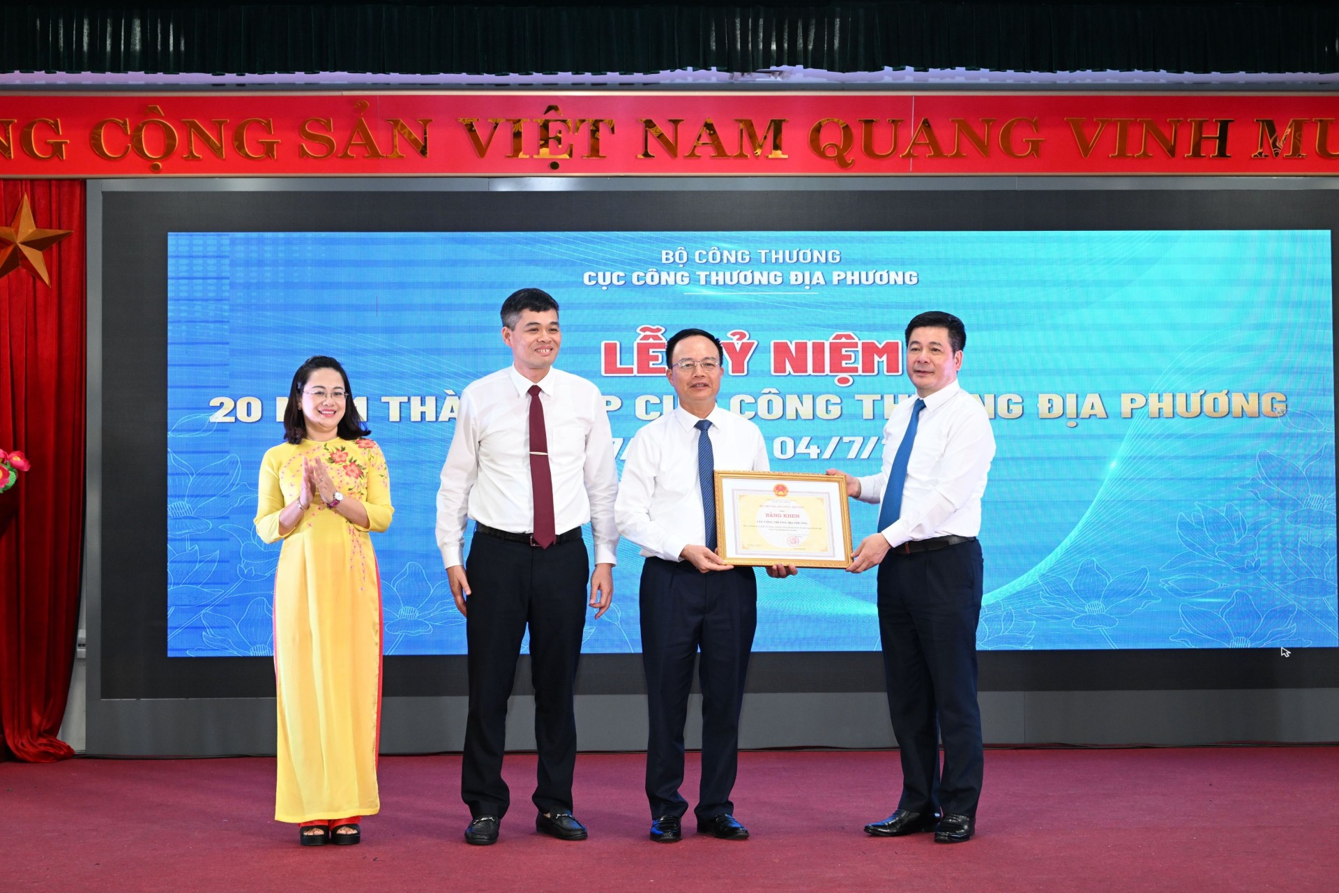Minister of Industry and Trade Nguyen Hong Dien (right) presents a Certificate of Merit to the Agency for Regional Industry and Trade (ARIT) at the agency’s 20th anniversary celebration on July 4, 2023