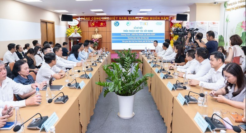 An overview of the signing ceremony.