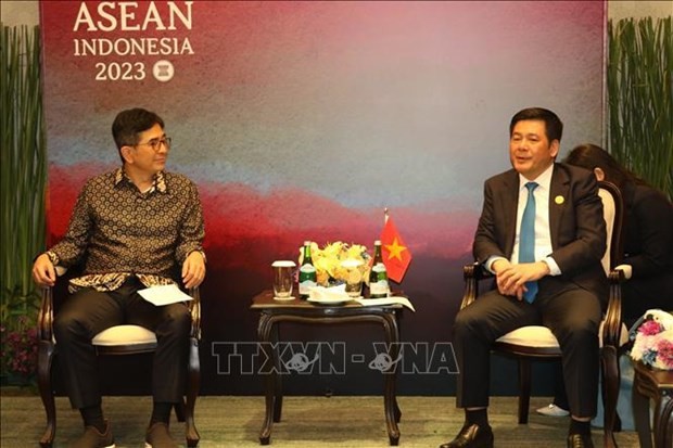  Minister of Industry and Trade Nguyen Hong Dien (R) meets with President of Indonesia's Chamber of Commerce and Industry (KADIN) and Chairman of the ASEAN Business Advisory Council (ABAC) Arsjad Rasjid. (Photo: VNA)
