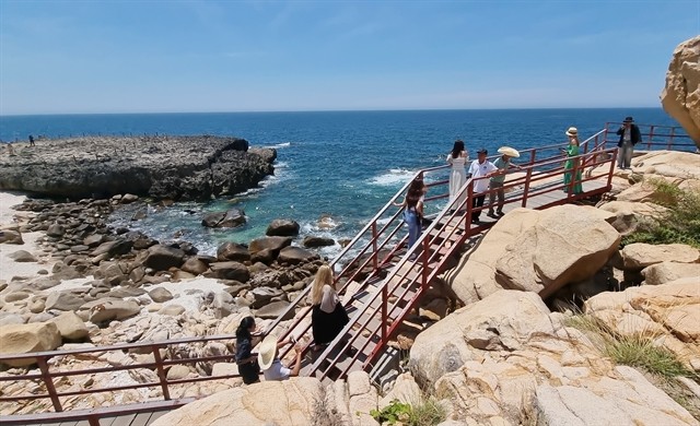 Tourists sightseeing seascapes in Núi Chúa National Park. — VNA/VNS Photo Nguyễn Thành Tourists sightseeing seascapes in Núi Chúa National Park. — VNA/VNS Photo Nguyễn Thành