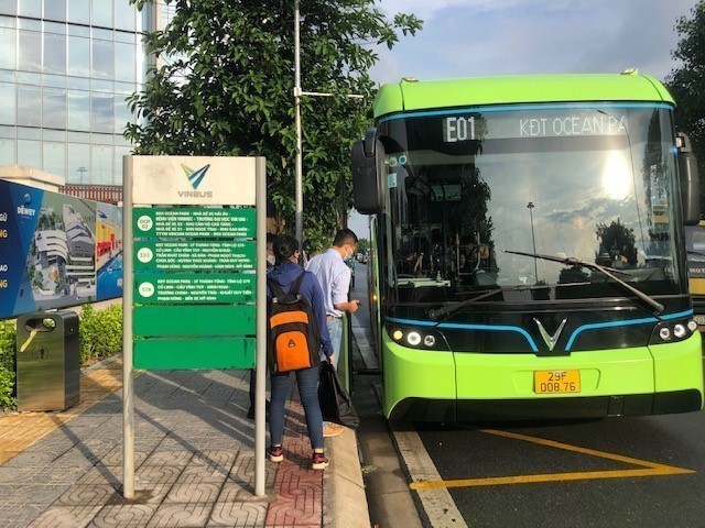 Passengers use an electric bus to travel from Ocean Park to downtown Hà Nội. — VNA/VNS Photo Tuyết Mai