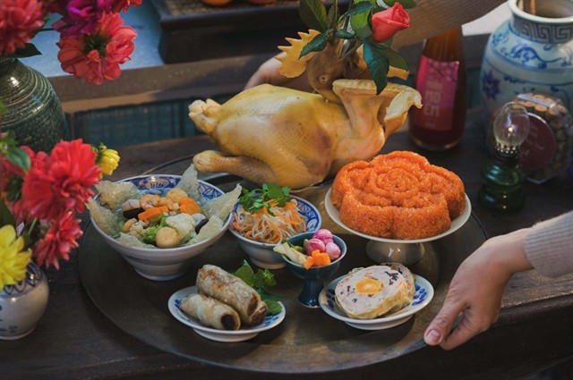A tray to worship ancestors is often of non-vegetarian foods such as sticky rice, boiled chicken, fried spring rolls, minced pork soup topped with mushroom, lean pork paste, square cake or cylindrical sticky rice cake and others delicious foods. — Photo giadinh. suckhoedoisong.vn A tray to worship ancestors is often of non-vegetarian foods such as sticky rice, boiled chicken, fried spring rolls, minced pork soup topped with mushroom, lean pork paste, square cake or cylindrical sticky rice cake and others delicious foods. — Photo giadinh. suckhoedoisong.vn