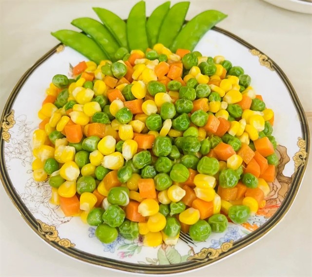 A plate of delicious fried cut carrots, peas, maize and other vegetables. — Photo giadinh.suckhoedoisong.vn A plate of delicious fried cut carrots, peas, maize and other vegetables. — Photo giadinh.suckhoedoisong.vn