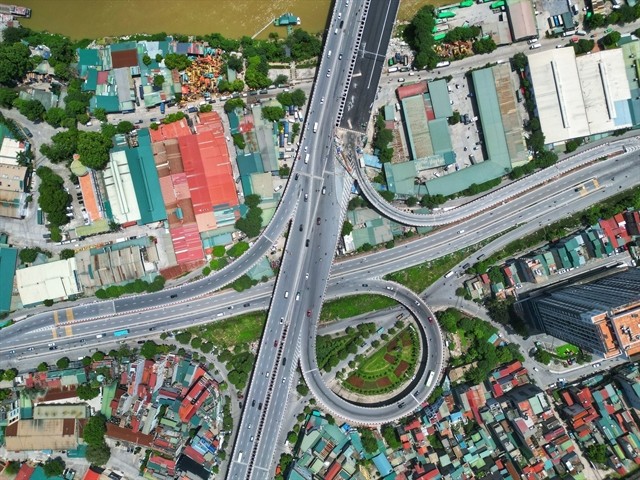 Second-phase Vĩnh Tuy Bridge opens to traffic