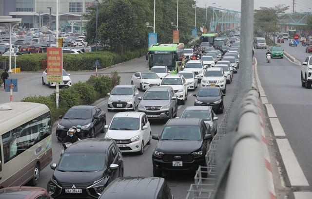 Daily traffic congestion at Cổ Linh-Vĩnh Tuy Bridge intersection. – VNA/VNS Photo