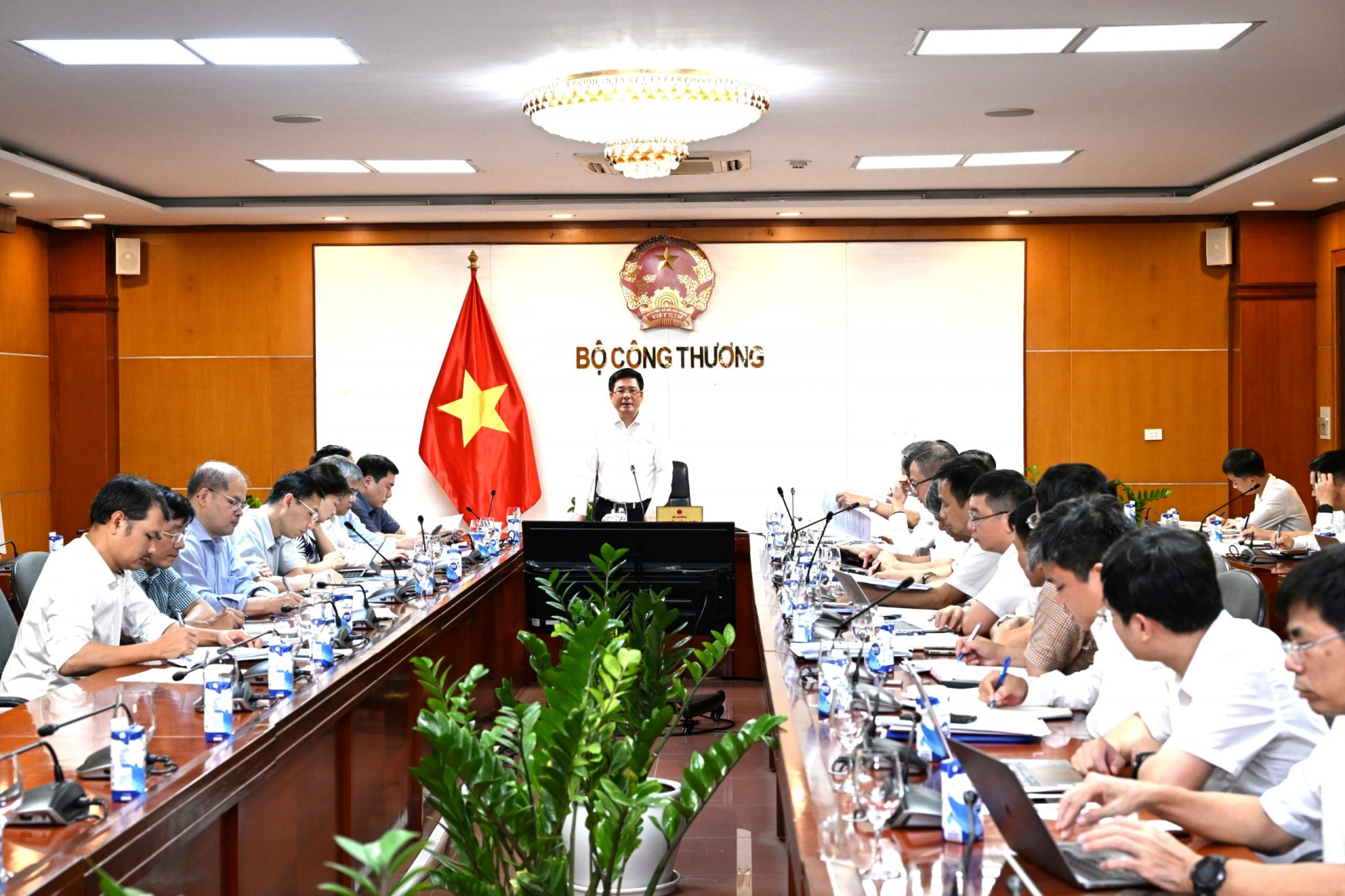 Minister of Industry and Trade Nguyen Hong Dien, deputy head of the standing committee of the National Steering Committee for Electricity Development, chairs the meeting