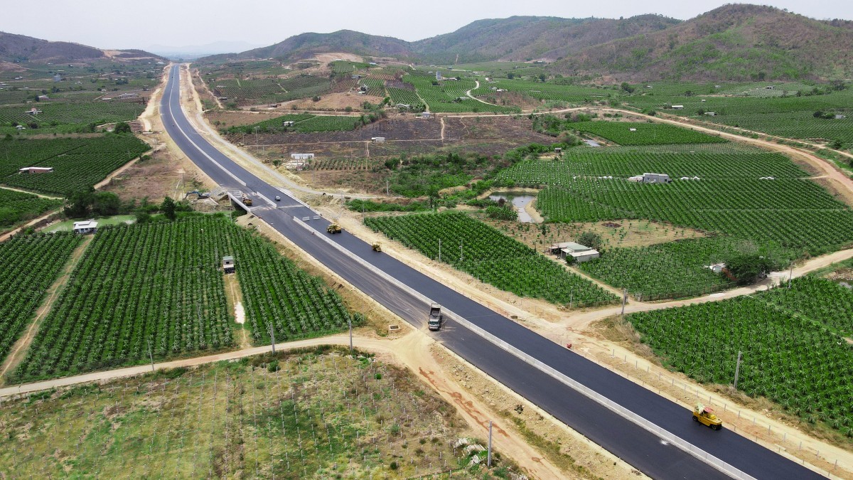  The Phan Thiet - Dau Giay section of the North-South Expressway has been put into use 