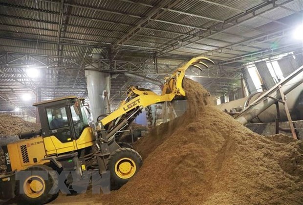 At a wood pellet processing factory in Thai Nguyen (Photo: VNA)