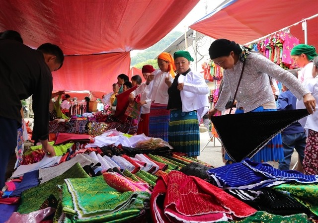 Ethnic costumes are sold at Mèo Vạc kermis. — VNA/VNS Photo Hoàng Hiếu Ethnic costumes are sold at Mèo Vạc kermis. — VNA/VNS Photo Hoàng Hiếu