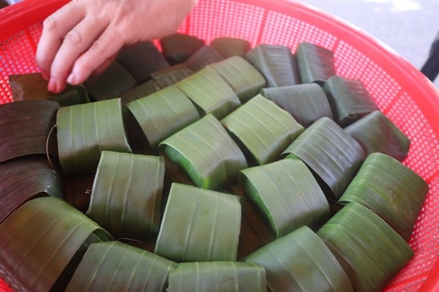 A basket of wrapped up cassava cakes that is ready to be steamed. Photo nhipsonghanoi.hanoimoi.vn A basket of wrapped up cassava cakes that is ready to be steamed. Photo nhipsonghanoi.hanoimoi.vn