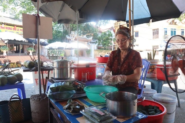 A seller wraps and steams cassava cake on the spot to serve to customers. Photo nhipsonghanoi.hanoimoi.vn A seller wraps and steams cassava cake on the spot to serve to customers. Photo nhipsonghanoi.hanoimoi.vn