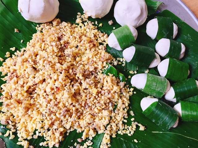 Different from Đường Lâm cassava, which is made of dried tapioca starch and its dumpling is without green beans, Phú Thọ cassava cake, from the lowlands, is made of fresh cassava and green beans. Both of the cakes are enjoyable. Photo danviet.vn Different from Đường Lâm cassava, which is made of dried tapioca starch and its dumpling is without green beans, Phú Thọ cassava cake, from the lowlands, is made of fresh cassava and green beans. Both of the cakes are enjoyable. Photo danviet.vn