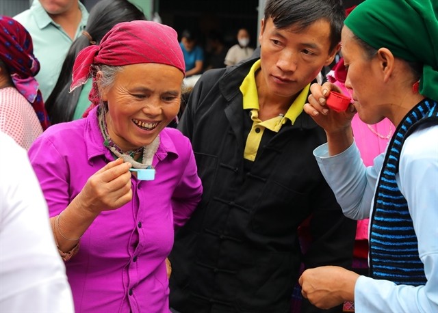 Customers taste home-made wine at Mèo Vạc kermis. — VNA/VNS Photo Hoàng Hiếu Customers taste home-made wine at Mèo Vạc kermis. — VNA/VNS Photo Hoàng Hiếu