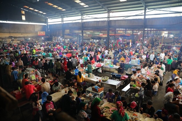 The food area at Mèo Vạc kermis attracts customers with rustic dishes. — VNA/VNS Photo Hoàng Hiếu The food area at Mèo Vạc kermis attracts customers with rustic dishes. — VNA/VNS Photo Hoàng Hiếu