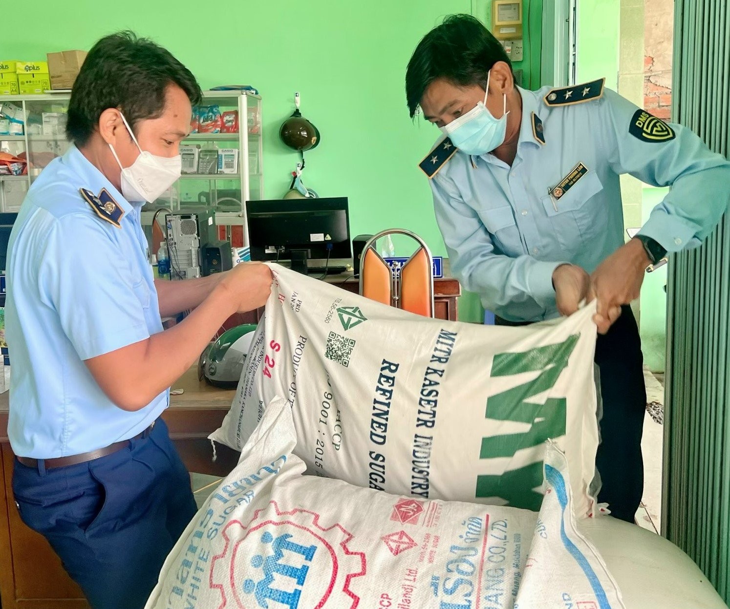 Dong Thap Province’s market management authority confiscates smuggled sugar products - photo: DMS