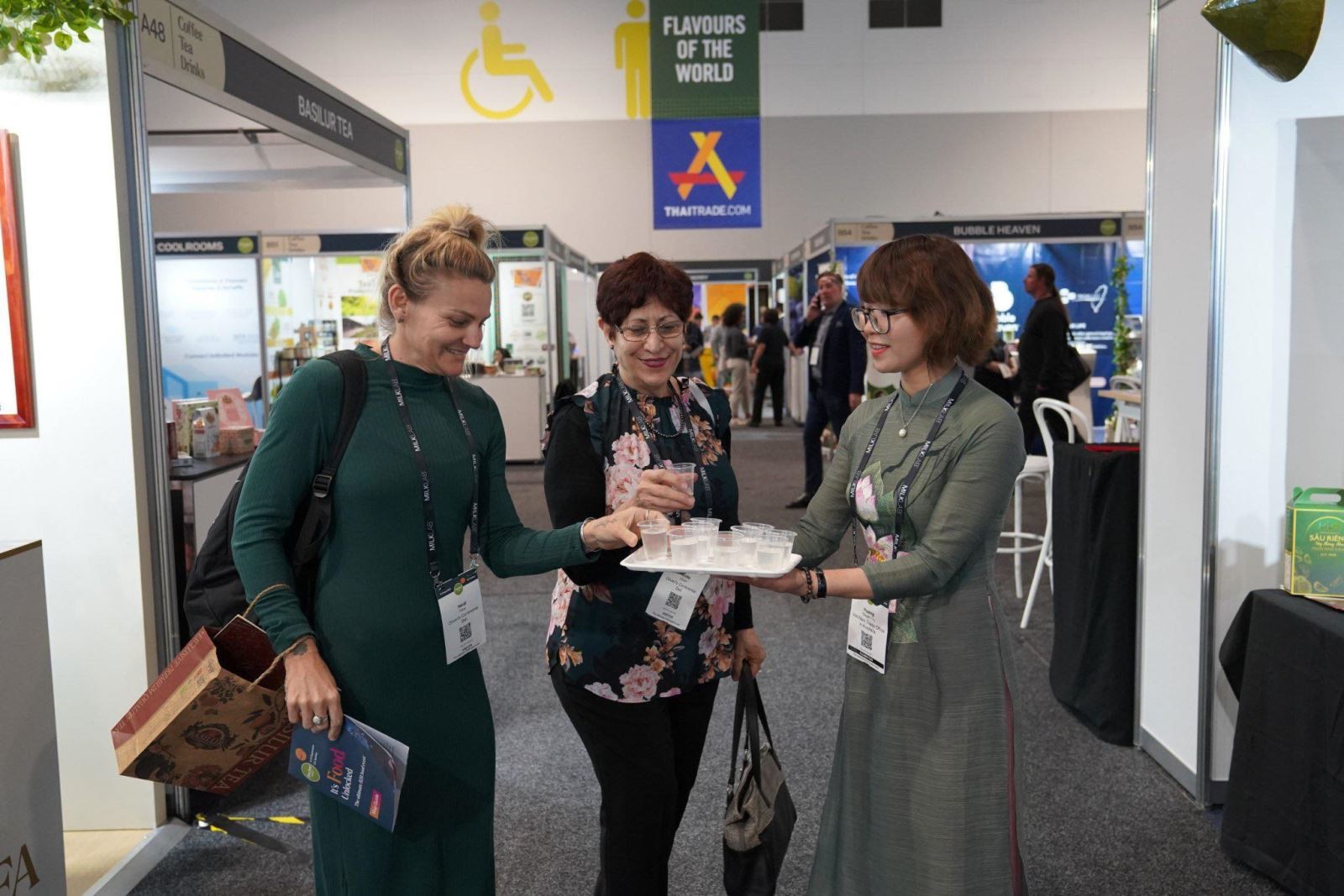 Visitors try Vietnamese coconut milk products at Fine Food Australia 2023 - photo: VNA  Visitors try Vietnamese coconut milk products at Fine Food Australia 2023 - photo: VNA