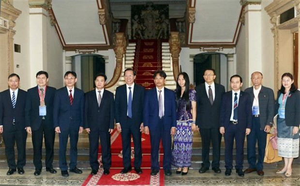 Chairman of Ho Chi Minh City People's Committee Phan Van Mai (5th from left) receives Dr. Sonethanou Thammavong (4th from left), President of the Lao Academy of Social and Economic Sciences and Social Sciences and  Sok Touch (middle), President of the Royal Academy of Cambodia.(Photo: VNA)