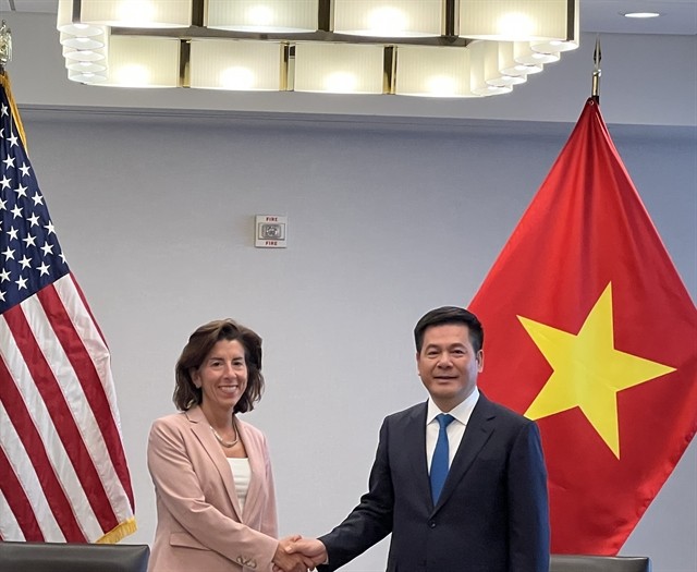 Minister of Industry and Trade Nguyễn Hồng Diên (right) had talks with US Secretary of Commerce Gina Raimondo in New York. — VNA/VNS Photo Kiều Trang