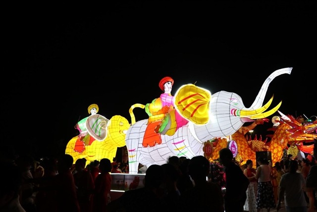 A lantern model of Hai Bà Trưng (Trưng Sisters) - the two well-known Vietnamese national heroines. A lantern model of Hai Bà Trưng (Trưng Sisters) - the two well-known Vietnamese national heroines.