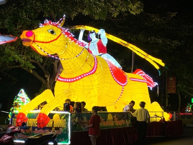 The highlight of the Tuyên Citadel Festival is a parade of giant mid-autumn lantern models made based on legends, folk tales, historical figures, and animals. The highlight of the Tuyên Citadel Festival is a parade of giant mid-autumn lantern models made based on legends, folk tales, historical figures, and animals.
