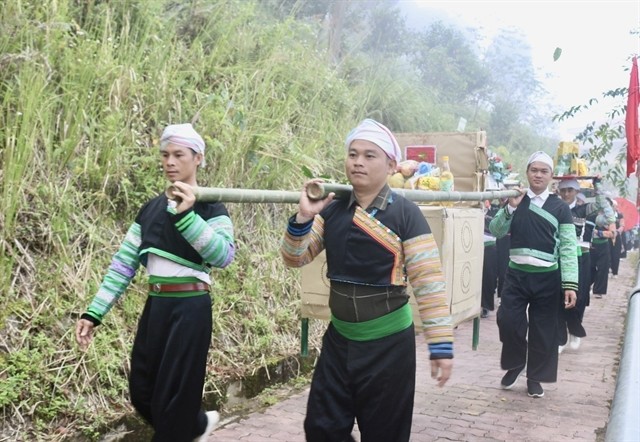 Mông men carry offerings at the Shan Tuyết tea tree festival. — VNA/VNS Photo Tuấn Anh Mông men carry offerings at the Shan Tuyết tea tree festival. — VNA/VNS Photo Tuấn Anh