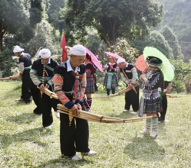 Múa khèn - a type of dance that features a traditional musical instrument named khèn by the Mông people - is performed by Mông men at the Shan Tuyết Tea Tree Festival. — VNA/VNS Photo Tuấn Anh Múa khèn - a type of dance that features a traditional musical instrument named khèn by the Mông people - is performed by Mông men at the Shan Tuyết Tea Tree Festival. — VNA/VNS Photo Tuấn Anh