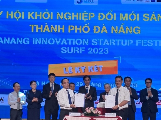 Co-operation deals on innovations and start-up programmes are signed by Đà Nẵng City's Industry and Trade Department and partners at the annual Đà Nẵng Startup and Innovation Festival (SURF) 2023. — VNS Photo Công Thành 