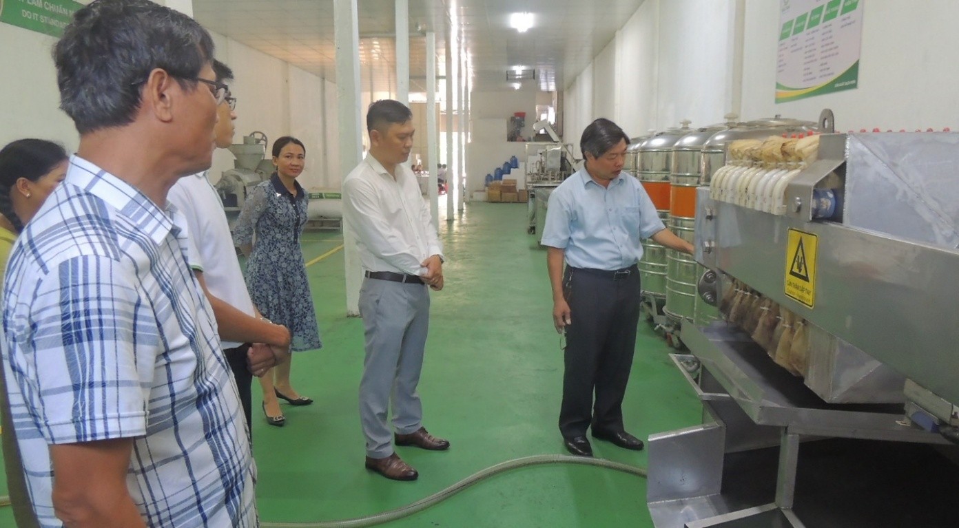 Testing a 2022 national industry promotion project at the Bao Tam pure vegetable oil production cooperative, Tam Ky City, Quang Nam Province