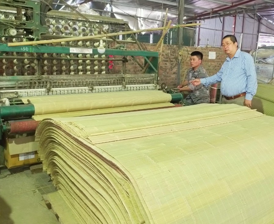 Making bamboo mats at the 688 One Member Limited Liability Company in Cao Bang Province’s Nguyen Binh District - photo: Quang Lam