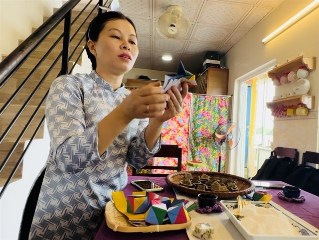 A local Huế people teaches visitors to make traditional Pháp Lam cake. Local authorities, people and investors together have diversified tourism products to attract more visitors to the province. — VNS Photo Thu Ngân A local Huế people teaches visitors to make traditional Pháp Lam cake. Local authorities, people and investors together have diversified tourism products to attract more visitors to the province. — VNS Photo Thu Ngân