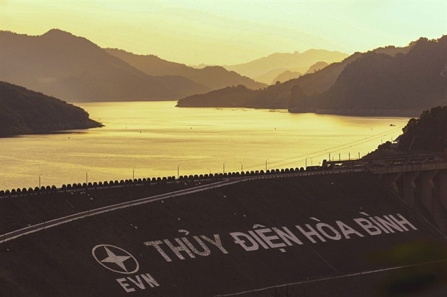 Hòa Bình reservoir is the body of water created by the Hòa Bình Dam in Đà River –Việt Nam’s largest hydroelectric dam. — VNA/VNS Trọng Đạt Hòa Bình reservoir is the body of water created by the Hòa Bình Dam in Đà River –Việt Nam’s largest hydroelectric dam. — VNA/VNS Trọng Đạt
