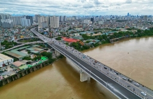 Hà Nội to build five bridges to develop urban areas along Hồng River