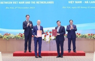 Vietnamese, Dutch PMs hold talks